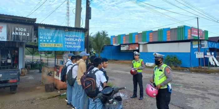 Terus Edukasi Masyarakat Soal Aturan Berlalulintas, Satlantas Polres Konut Ingatkan Memakai Helm Saat Berkendara