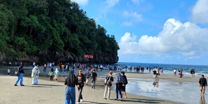 Akhir Pekan Di Momen Hari Raya Idul Adha, Pantai Taipa Konut Dipadati Wisatawan