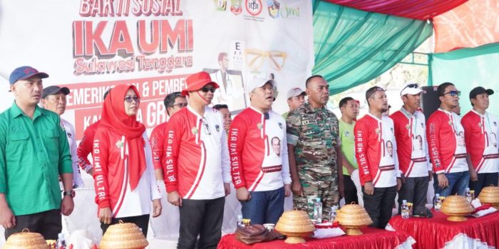 Sambut HUT RI Ke-78, Ketua IKA UMI Sultra Berbagi Kacamata Gratis