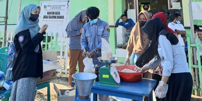 UKM Penalaran UHO Ajak Masyarakat Desa Tanjung Bunga Konut Olah Cangkang Kepiting Rajungan Jadi Bernilai   