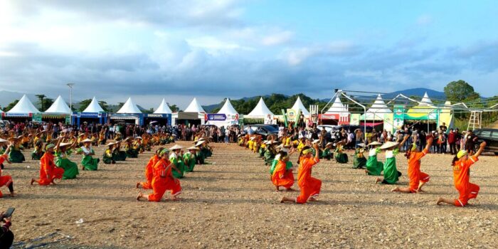 Tarian Kolosal Dengan 1.000 Penari Sukses Warnai Hut Konawe Utara Ke-17