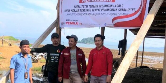 Sambangi Desa Terpencil, Panwaslucam Lasolo Lakukan Sosialisasi Perekrutan PTSP di Desa Morombo Pantai