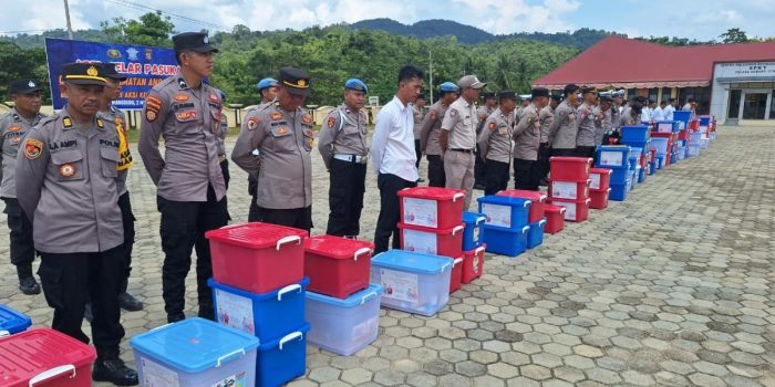 Jelang Idil Fitri 2024, Kapolres Konut Bagikan 359 Kotak Parsel Kepada Jajaran Polres dan Polsek