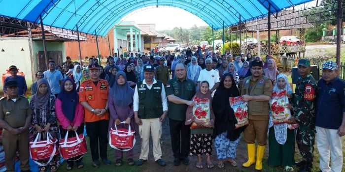 Terus Perhatikan Warganya, Bupati Konut Turun Langsung Berikan Bantuan Korban Banjir