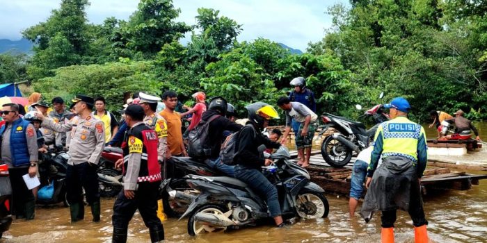 Kapolres Konawe Utara Terjun Langsung Atur Penyebrangan Pincara di Lokasi Banjir Desa Sambandete Konut