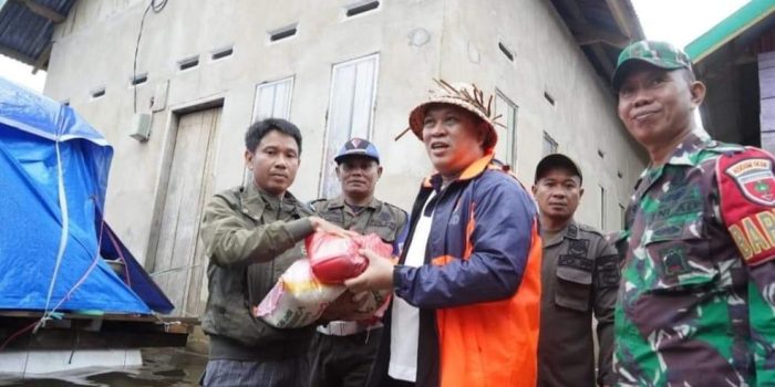 Gerak Cepat, Ruksamin Bersama Wakilnya Turun Langsung Berikan Bantuan Kepada Masyarakat Terdampak Banjir