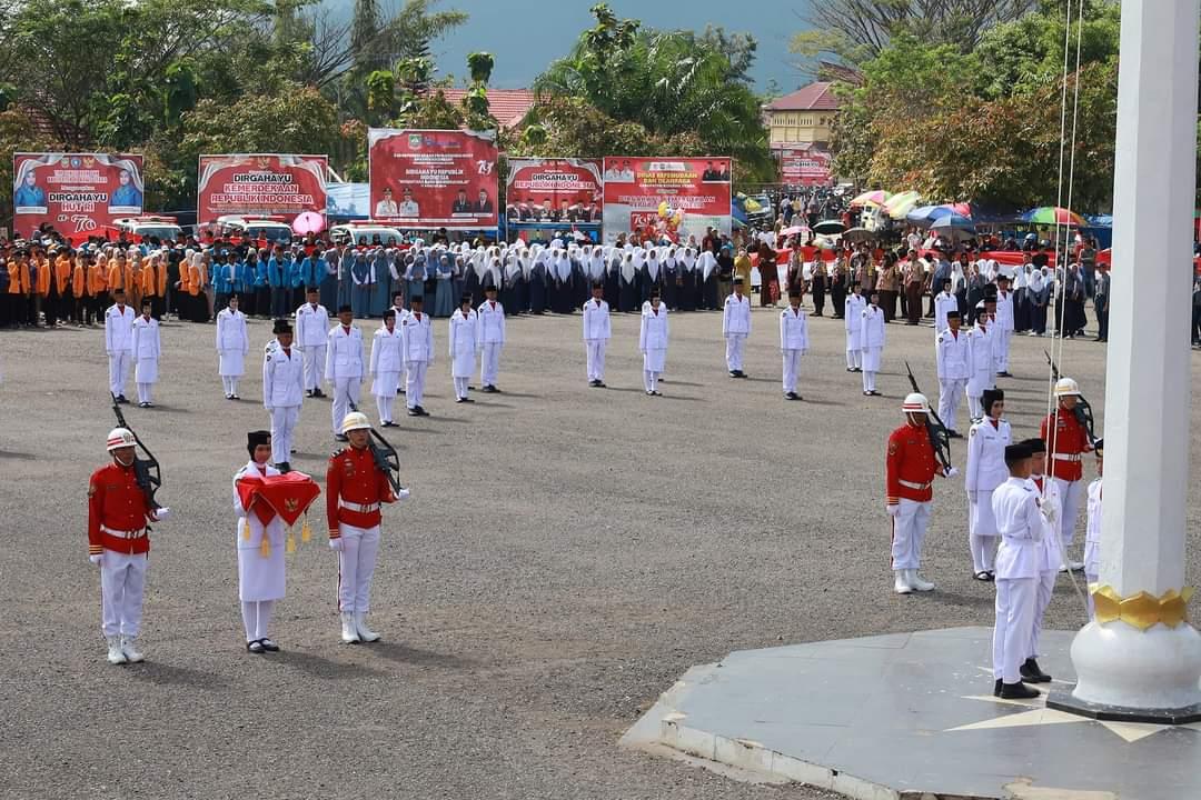 Nampak situasi Pelaksanaan Upacara Pengibaran Bendera Merah Putih, dalam rangka Peringatan HUT Kemerdekaan Republik Indonesia ke-79, di Halaman perkantoran Bupati Kecamatan Asera Kabupaten Konut. (Foto: Istimewa)