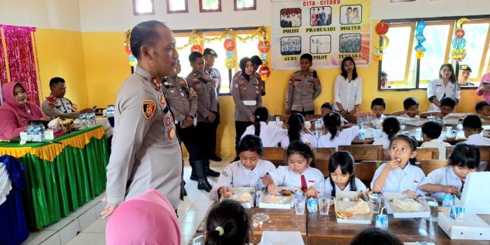 Dukung Program Presiden Prabowo Subianto, Polres Konut Bagikan Makanan Bergizi Gratis ke Siswa SD