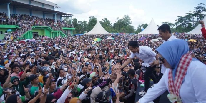 Dengarkan Program Unggulan Paslon Berkibar, Puluhan Ribu Pendukung Padati Lapangan Gor Kelurahan Wanggudu