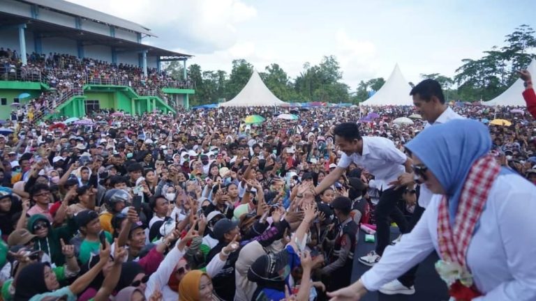 Dengarkan Program Unggulan Paslon Berkibar, Puluhan Ribu Pendukung Padati Lapangan Gor Kelurahan Wanggudu