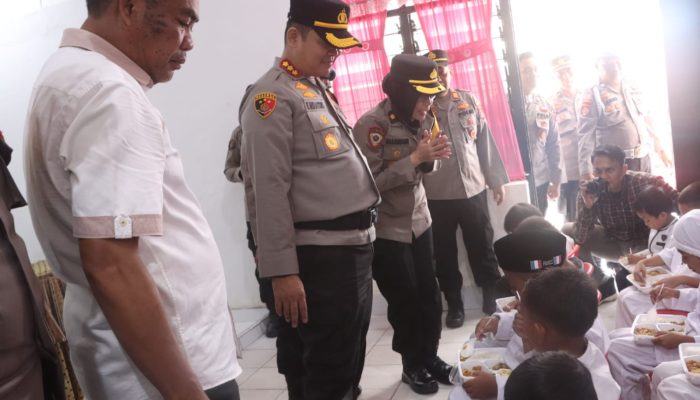 Dukung Program Pemerintah, Kapolresta Kendari Bagikan Makanan Sehat dan Bergizi ke Murid TK