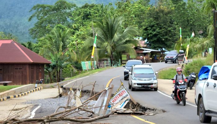 Belum Setahun Dikerja, Ruas Jalan di Desa Amorome Konut Ambruk Setinggi 1 Meter, Warga Desak Kontraktor Bertanggung Jawab