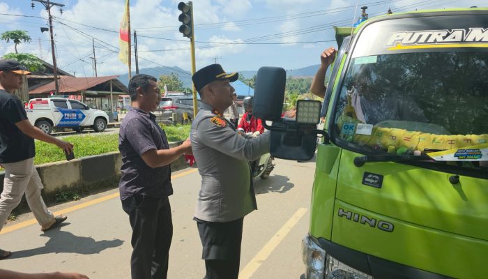 Sambut Hut RI ke-80, Polres Konawe Utara Bagikan Bendera Merah Putih untuk Kendaraan