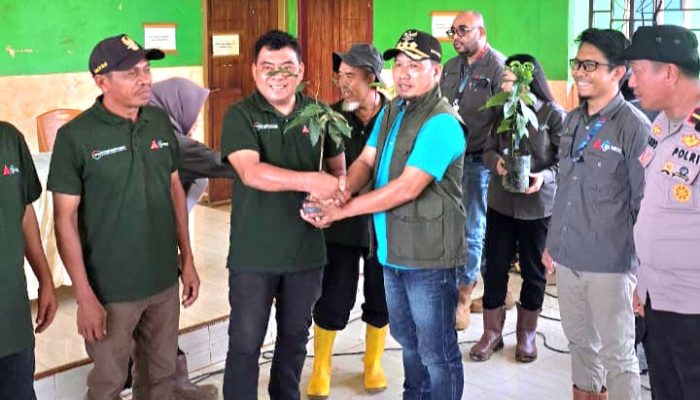 PT IBM Jadi Perusahaan Pertama yang Launching Komunitas Peduli Lingkungan dan Lakukan Penanaman Pohon di Kecamatan Langgikima