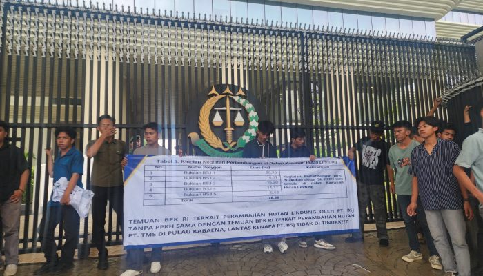 Dihadapan Kantor Kejagung RI, Ampuh Sultra Desak Proses Hukum PT BSJ