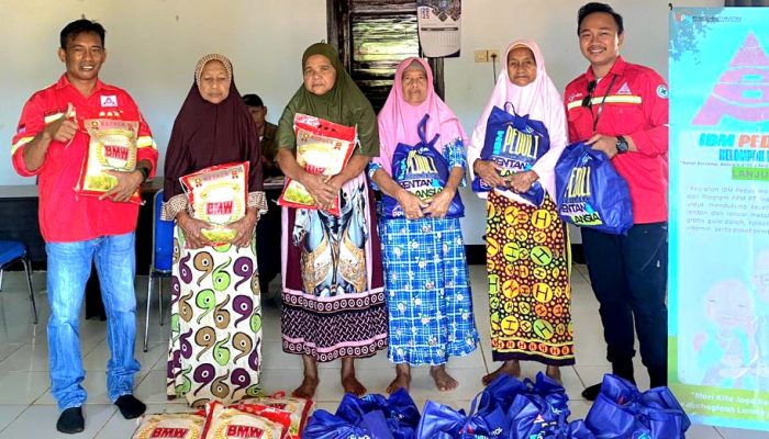 Lagi! PT.IBM Kembali Salurkan Bantuan Sosial untuk Masyarakat Kelompok Rentan dan Lansia di Desa Lingkar Tambang Langgikima