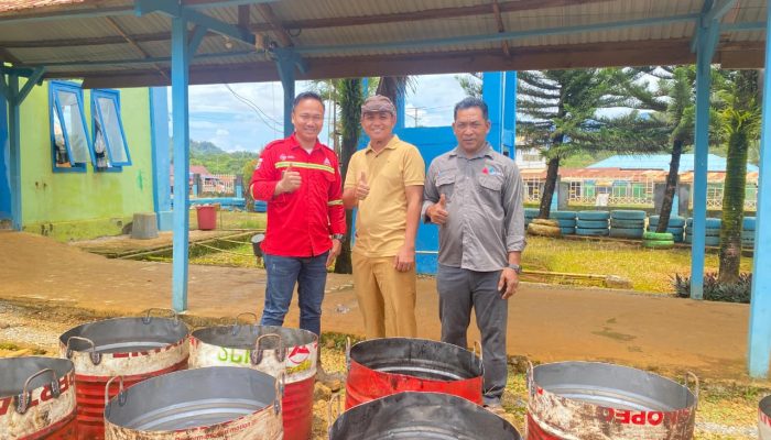 Dukung dan Hadirkan  Lingkungan Bersih dan Sehat, PT IBM Serahkan Puluhan Tong Sampah ke Puskesmas Langgikma