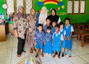 Staf PT.IBM saat menyerahkan bantuan alat peraga kepada TK yang berada di Kecamatan Langgikima.(Foto: Istimewa)