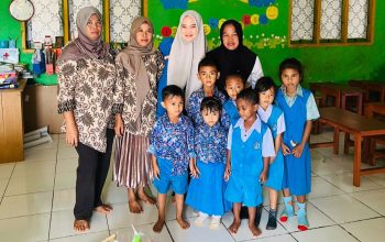 Staf PT.IBM saat menyerahkan bantuan alat peraga kepada TK yang berada di Kecamatan Langgikima.(Foto: Istimewa)