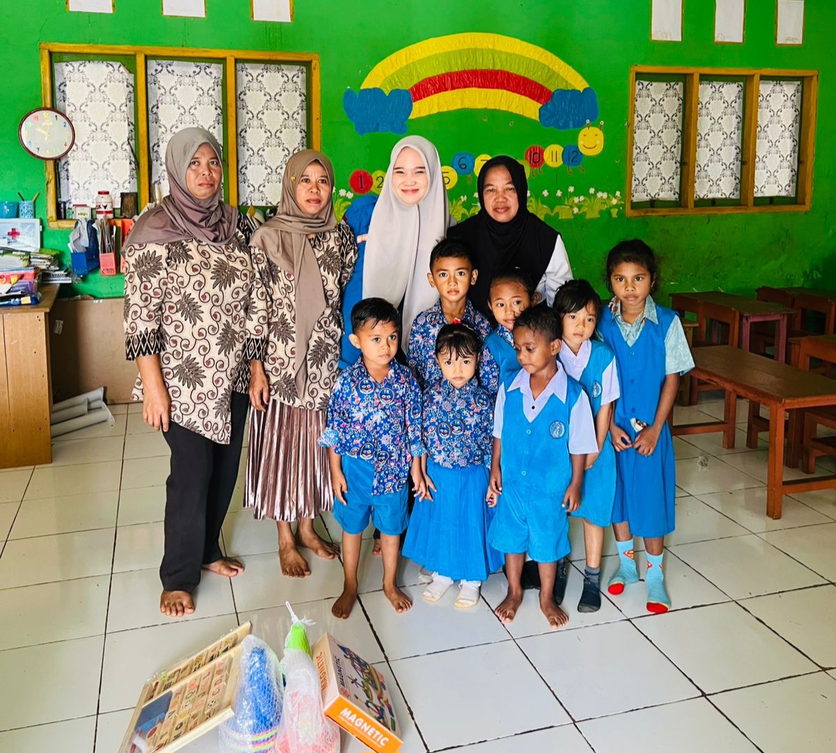 Staf PT.IBM saat menyerahkan bantuan alat peraga kepada TK yang berada di Kecamatan Langgikima.(Foto: Istimewa)