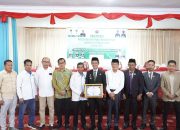Turut Sukseskan Orientasi dan Pengukuhan PWI Konut, Bupati Ikbar Raih Penghargaan Dari PWI Sulawesi Tenggara