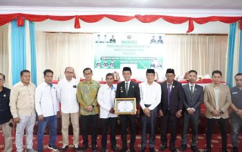 Turut Sukseskan Orientasi dan Pengukuhan PWI Konut, Bupati Ikbar Raih Penghargaan Dari PWI Sulawesi Tenggara