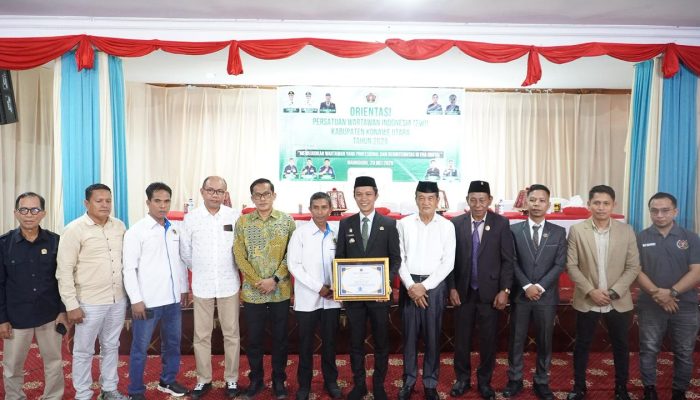 Turut Sukseskan Orientasi dan Pengukuhan PWI Konut, Bupati Ikbar Raih Penghargaan Dari PWI Sulawesi Tenggara