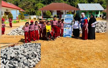 Terus Perhatikan Dunia Pendidikan di Wilayah Langgikima, PT IBM Berikan Bantuan Paving Blok untuk SDN 5 Langgikima