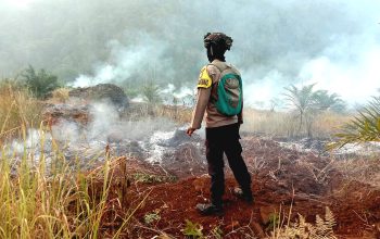 Lahan Warga di Desa Tadoloiyo Trans Terbakar, Polisi Bersama Warga Lakukan Pemadaman